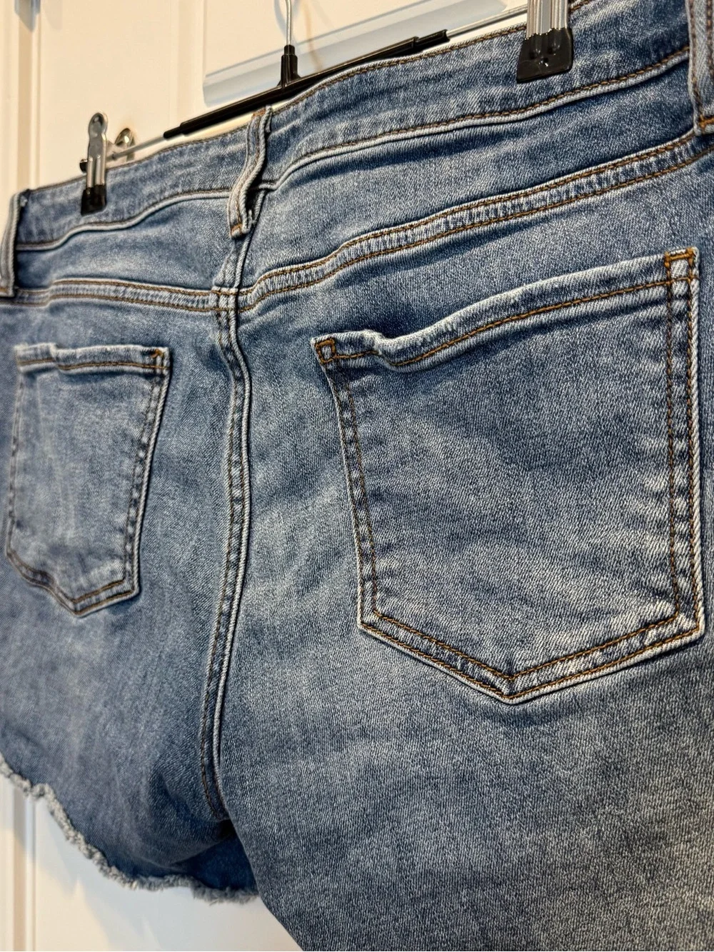 Kut from the Kloth Mid-Rise Fray Short in Bringing Wash Size 10